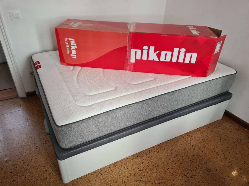 Imagem do colchão Pikolin com a caixa em cima.